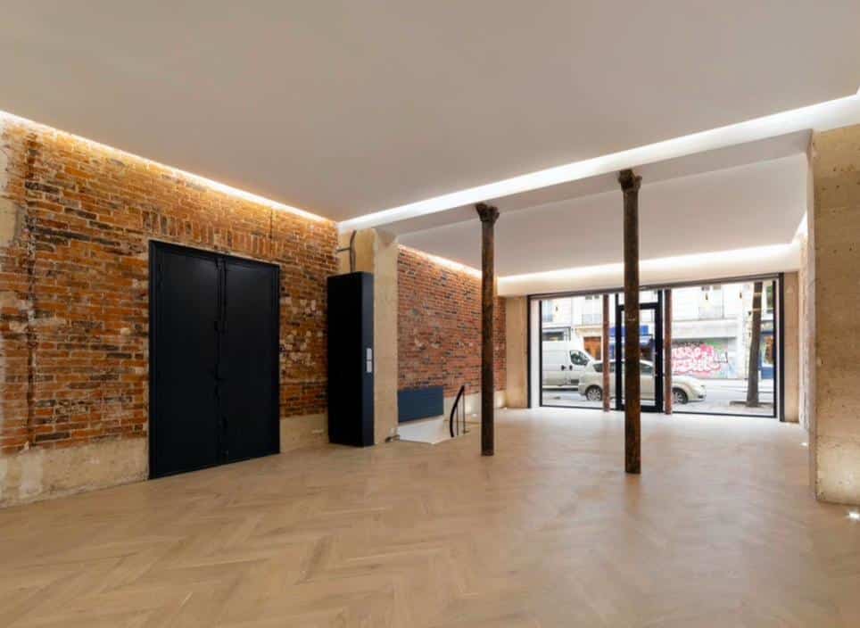 Salle modulable avec grande vitrine et bar de 4 m à Paris 75003 pour showroom de marque ou presse