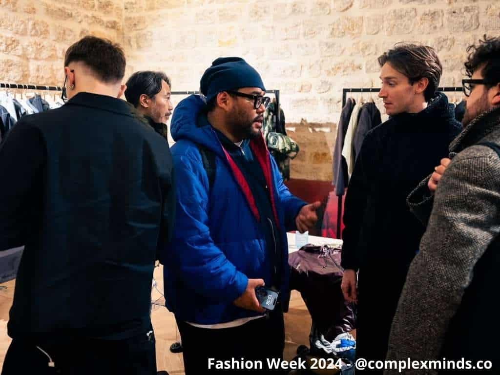 Vue large d’une présentation dans l’espace principal de Events Paris Marais