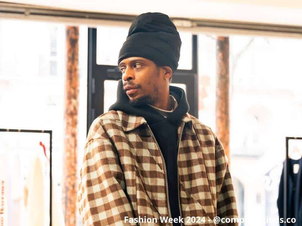 Superposition des matières entre vêtements exposés et pierre naturelle chez Events Paris Marais