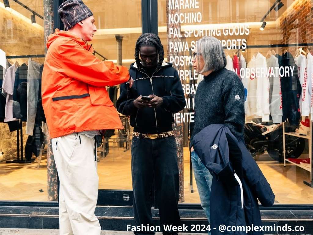 Focus sur les finitions du bar en pierre noire et les miroirs fumés dans l’espace d’accueil de Events Paris Marais
