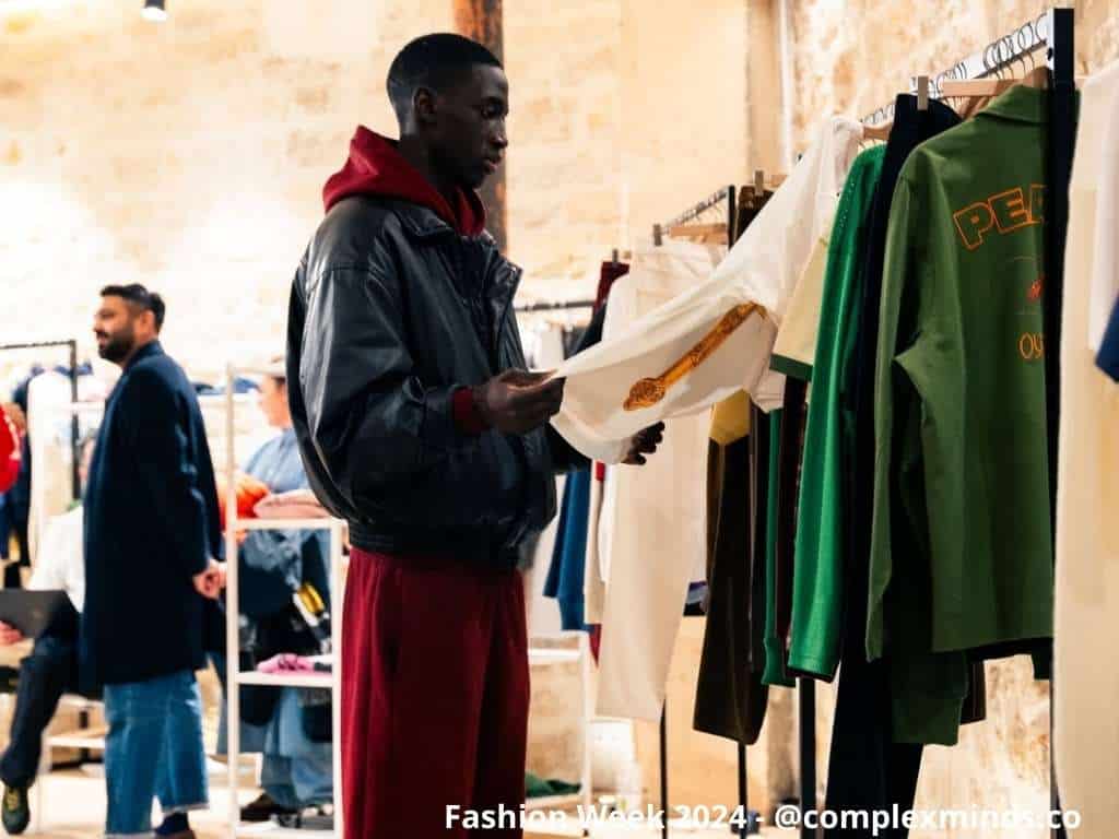 Scène reflétée dans un miroir fumé lors du showcase