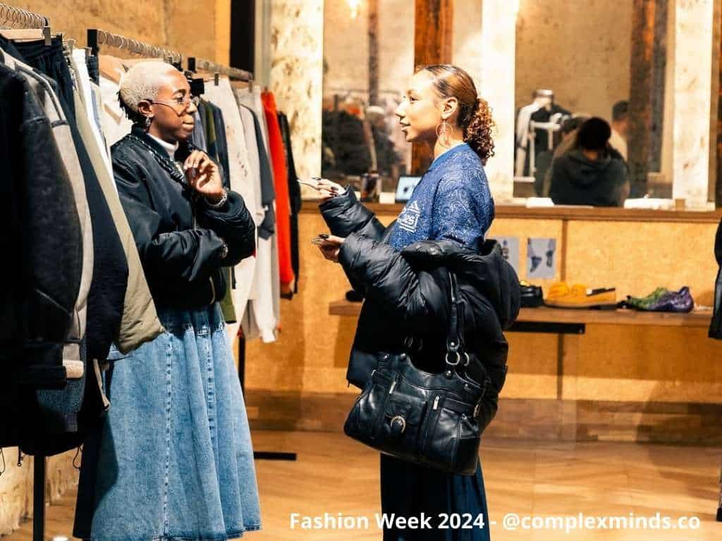 Silhouette captée entre lumière naturelle et pierre claire dans notre espace du Marais