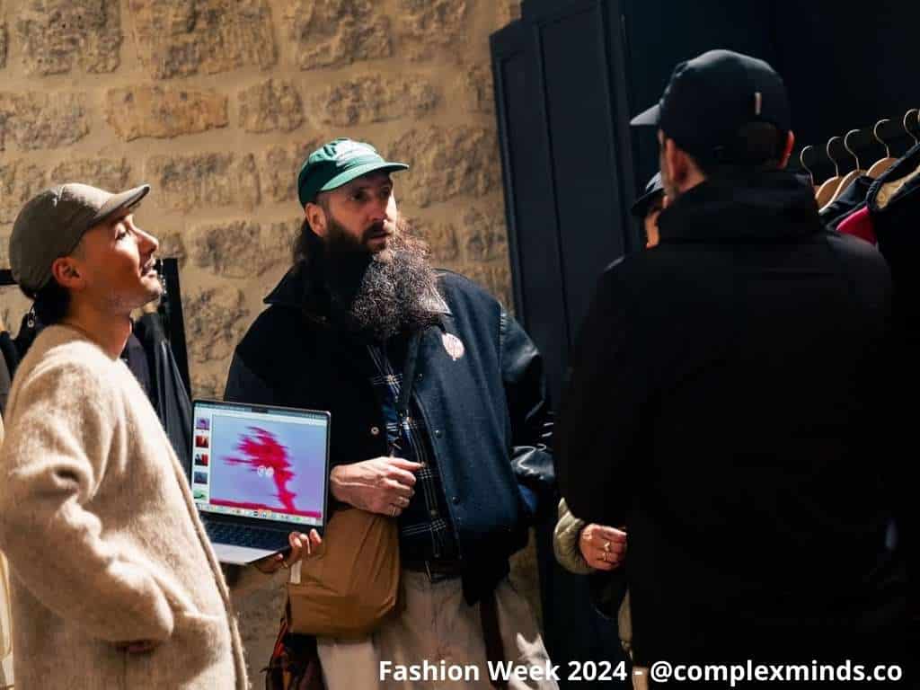 Présentation de collection dans un espace lumineux au 79 rue de Turbigo – Fashion Week Paris