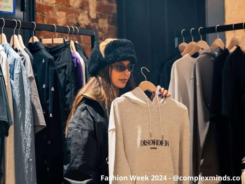 Présentation visuelle dans un showroom brut à Paris 3e