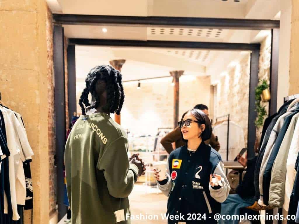 Double image d’un modèle captée dans le miroir fumé du bar
