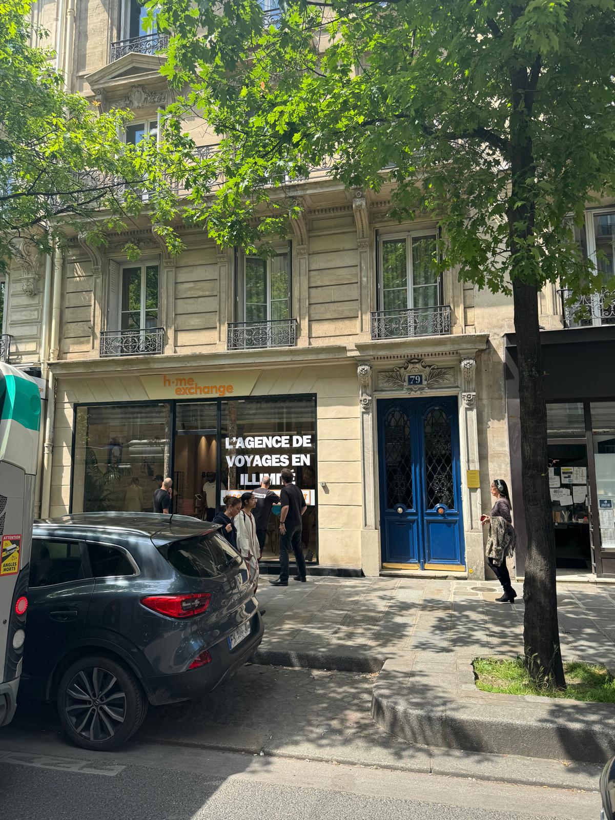 Échanges presse et networking dans un espace événementiel professionnel