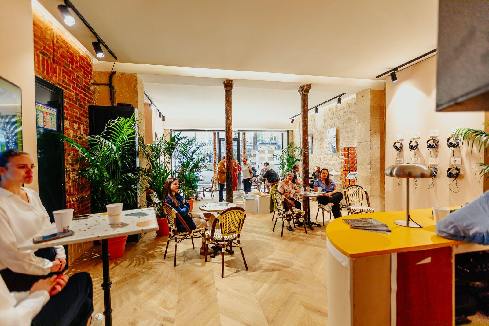 Ambiance conviviale dans un espace de présentation presse